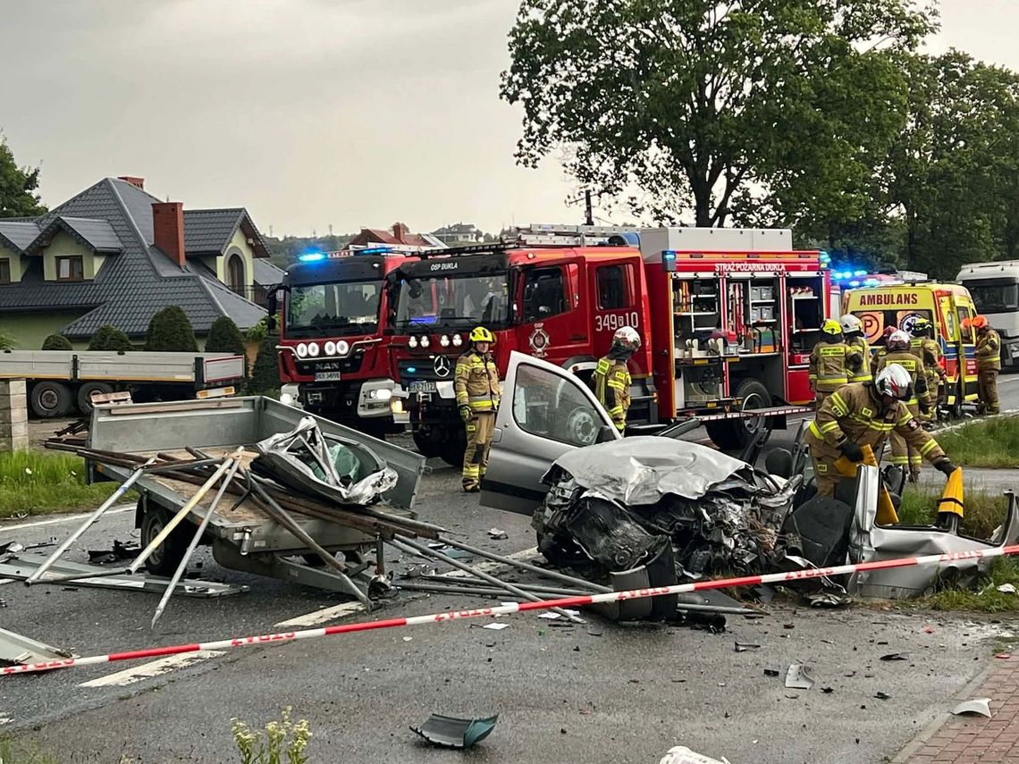 Droga wojewódzka całkowicie zablokowana. Koszmarny wypadek na granicy Teodorówki i Nadola. Czołowe zderzenie z tirem. Droga wojewódzka całkowicie zablokowana. Koszmarny wypadek na granicy Teodorówki i Nadola. Czołowe zderzenie z tirem.