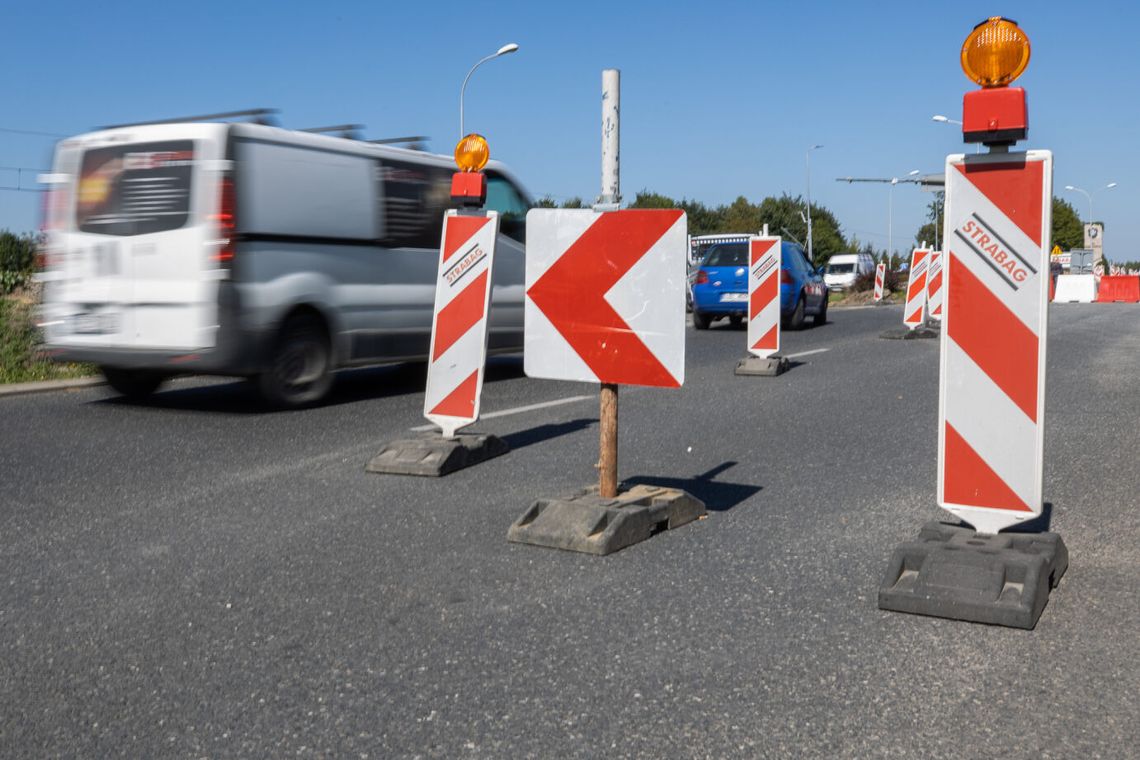 Drogowcy będą układać asfalt na remontowanym odcinku ul. Warszawskiej. Możliwe utrudnienia