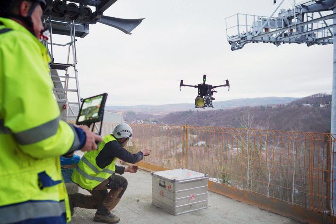 Dron przeciągał liny kolejki nad Soliną