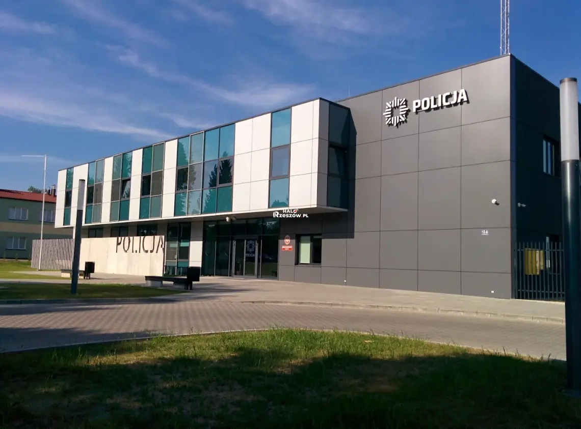 Dwaj pijani kierowcy zatrzymani pod Łańcutem. Jeden wjechał w elewację sklepu Komenda Powiatowa Policji w Łańcucie
