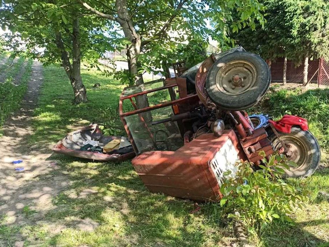 Ciągnik przewrócił się na bok. Dwie osoby były zakleszczone