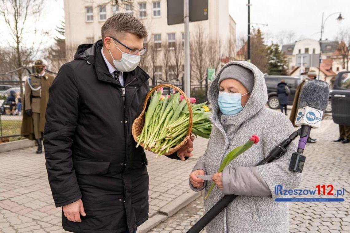 Dzień kobiet. Kampania... "społeczna" Marcina Warchoła