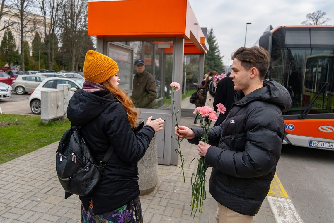 Dzień Kobiet w Rzeszowie. Zabytkowy Jelcz, kwiaty i moc radości [ZDJĘCIA]