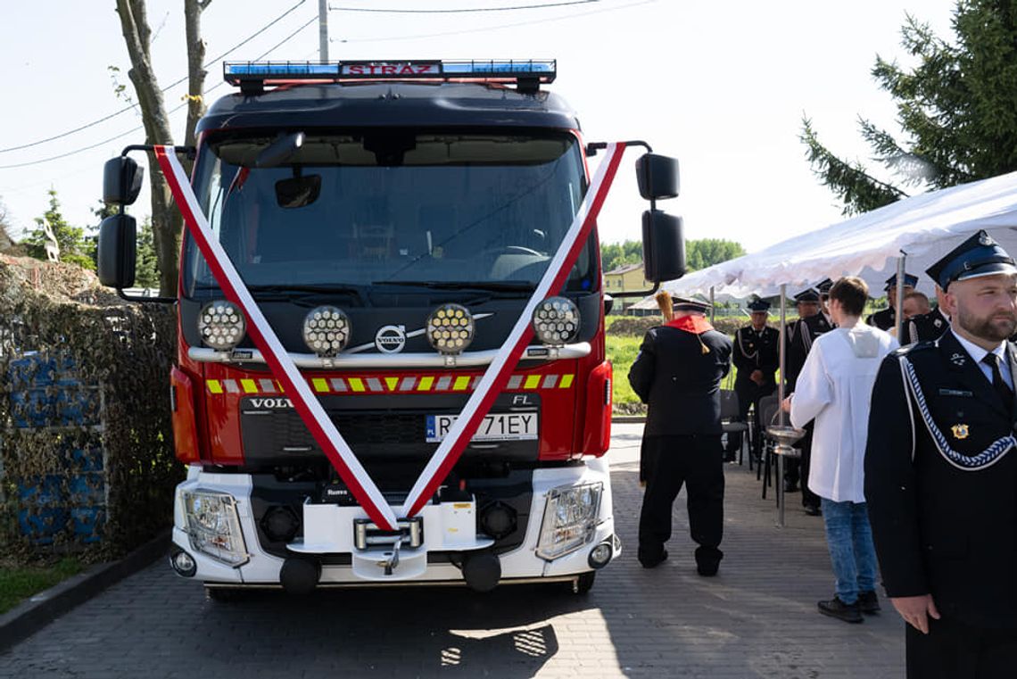 Dzień Strażaka w Rzeszowie. W OSP Bzianka poświęcono Volvo