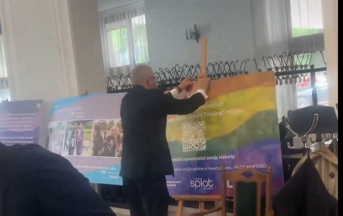 Europoseł Grzegorz Braun zniszczył wystawę LGBT w Sejmie. Hołownia: od środy zakaz wstępu! [WIDEO]