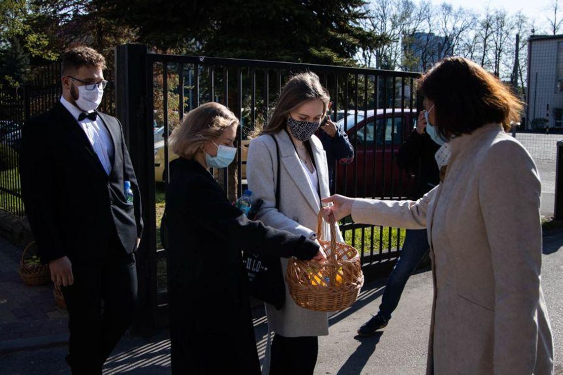 Ewa Leniart wsparła maturzystów. Rozdała tzw. soki mocy