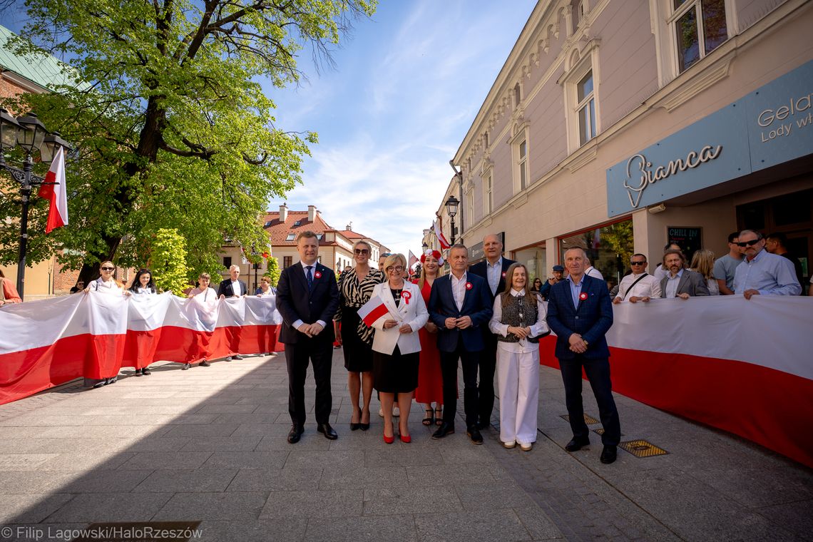 "Flaga to nie gadżet!" Politycy PO mówili w Rzeszowie o symbolach narodowych