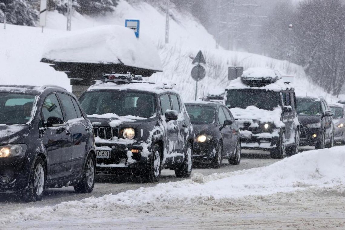 GDDKiA ostrzega kierowców przed błotem pośniegowym i opadami śniegu