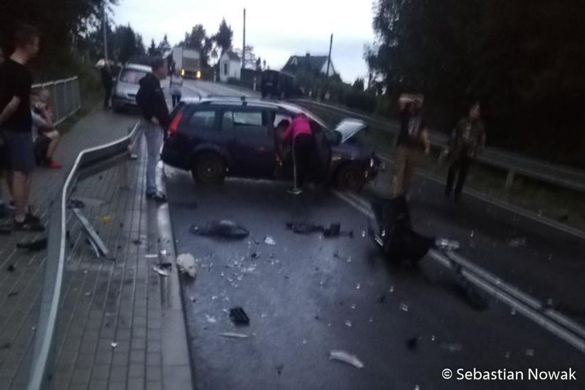 Glinik Charzewski. Samochód uderzył w bariery. Droga zablokowana