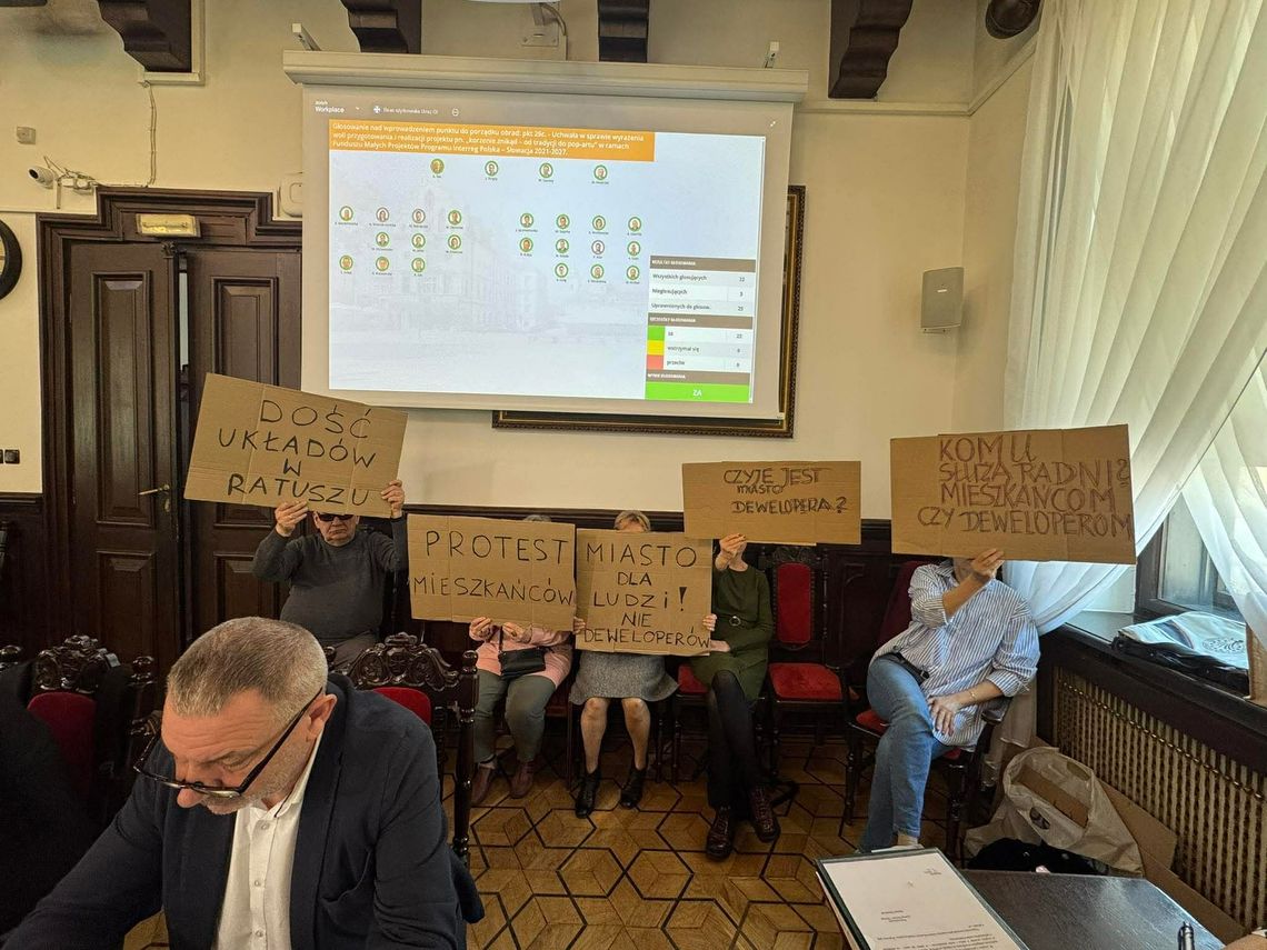 Gorąca sesja w ratuszu. XXXIX sesja Rady Miasta pod znakiem protestu mieszkańców [ZDJĘCIA]