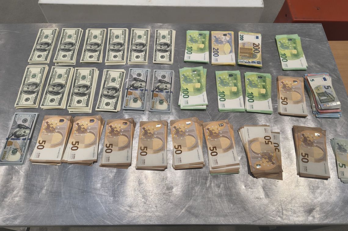 Gotówka schowana w ubraniach i bagażu. Kontrola na granicy skończyła się mandatem