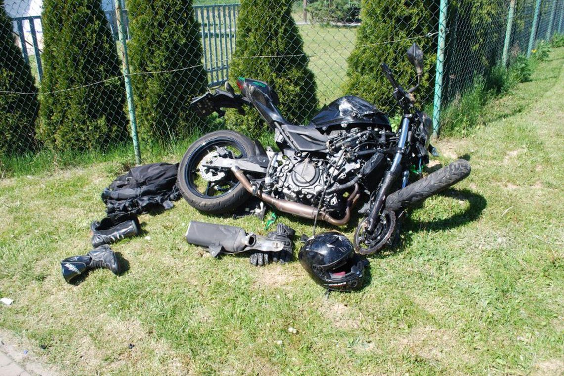 Groźne zderzenie motocyklisty z autem osobowym w Ropczycach