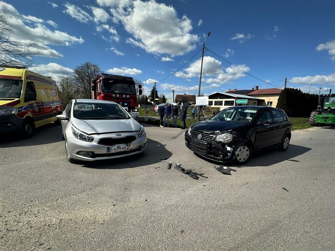 Groźne zderzenie na skrzyżowaniu. 16‑latka z obrażeniami przewieziona do szpitala