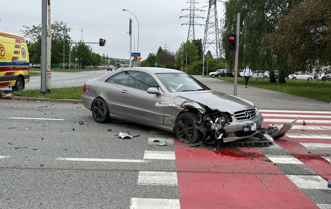 Groźny wypadek na al. Rejtana. Dwie osoby w szpitalu po porannym zderzeniu Groźny wypadek na al. Rejtana. Dwie osoby w szpitalu po porannym zderzeniu