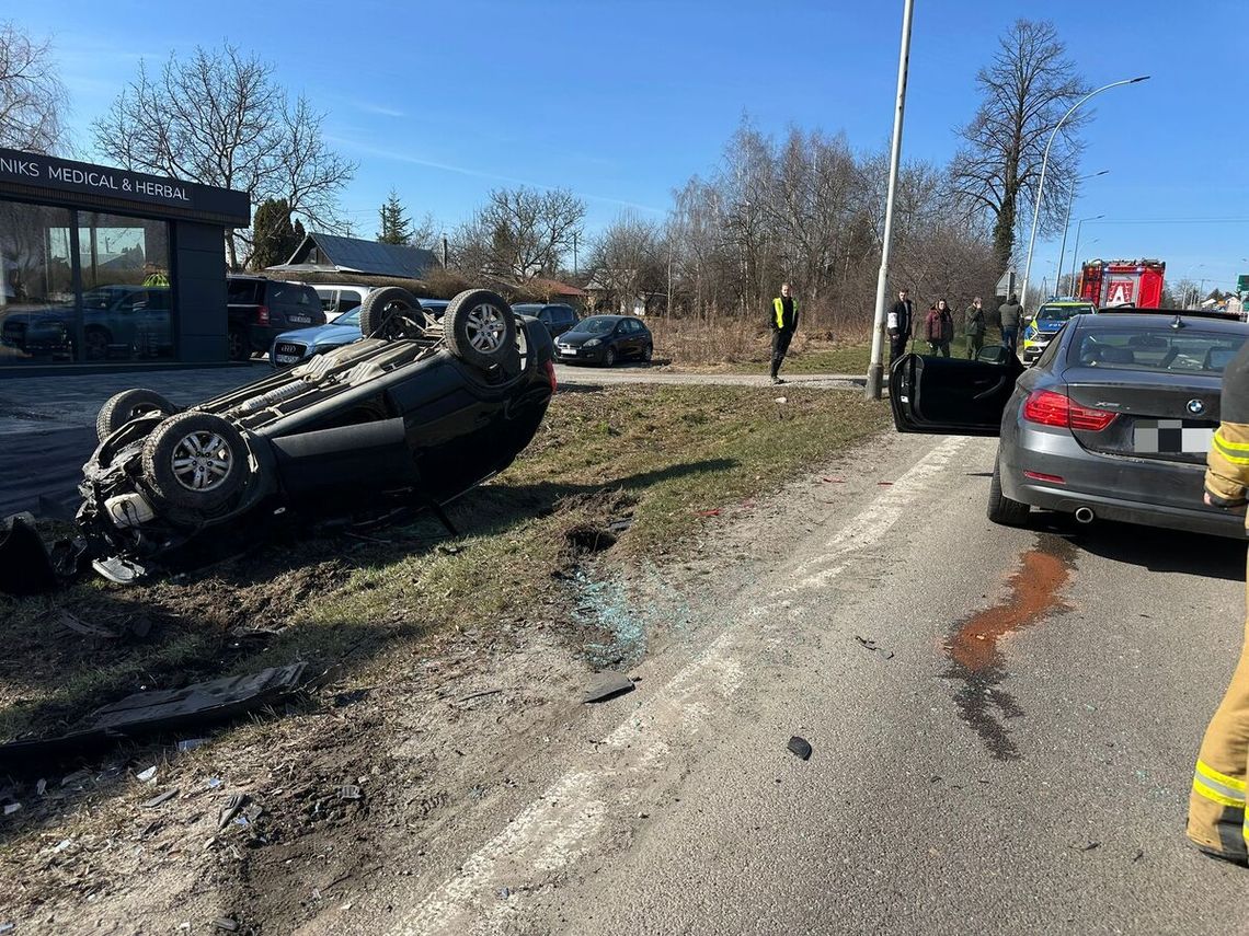 Groźny wypadek na DK94. BMW zderzyło się z hyundaiem, auto dachowało, trzy osoby ranne