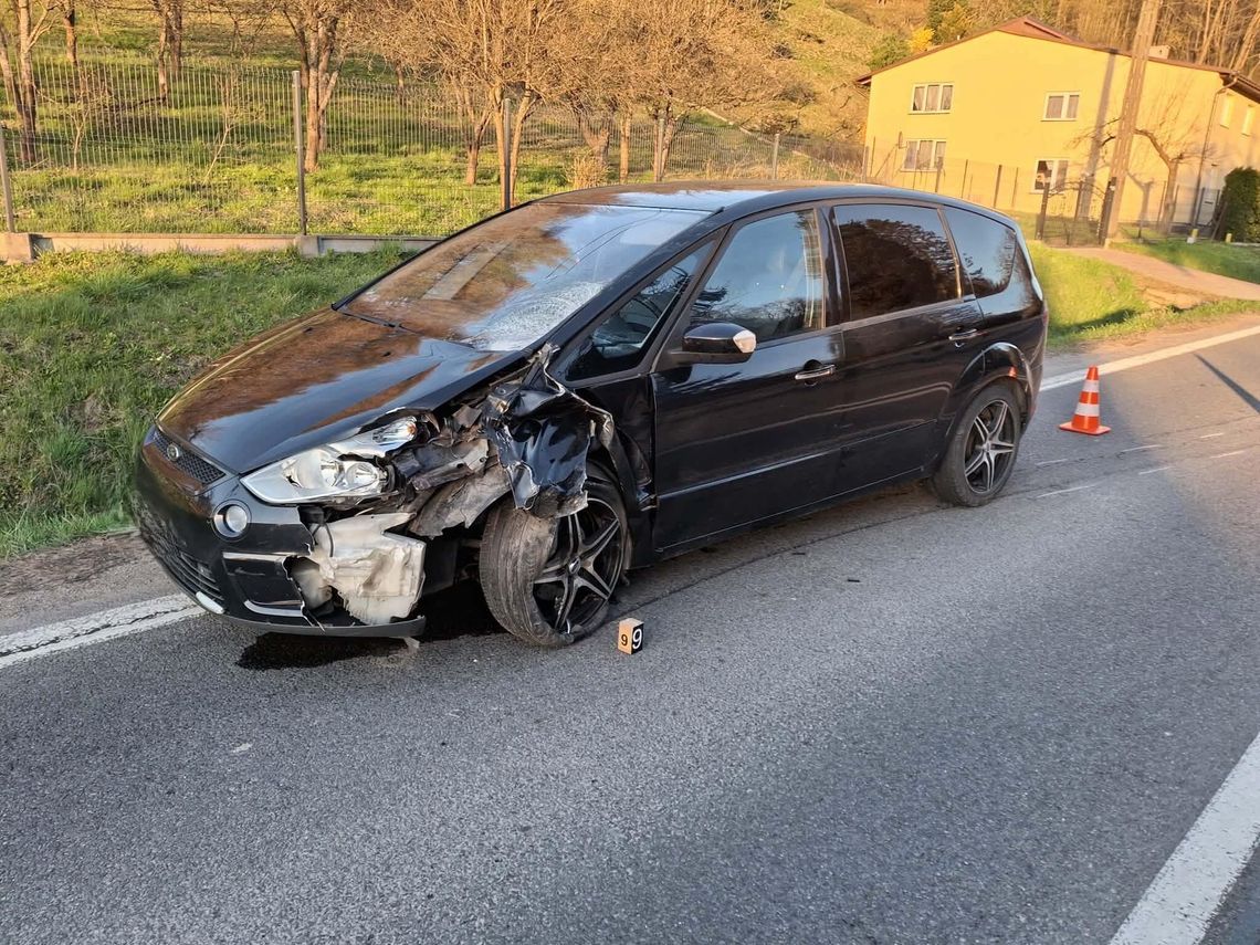Groźny wypadek w Krasiczynie. Motocyklista ciężko ranny po zderzeniu z autem