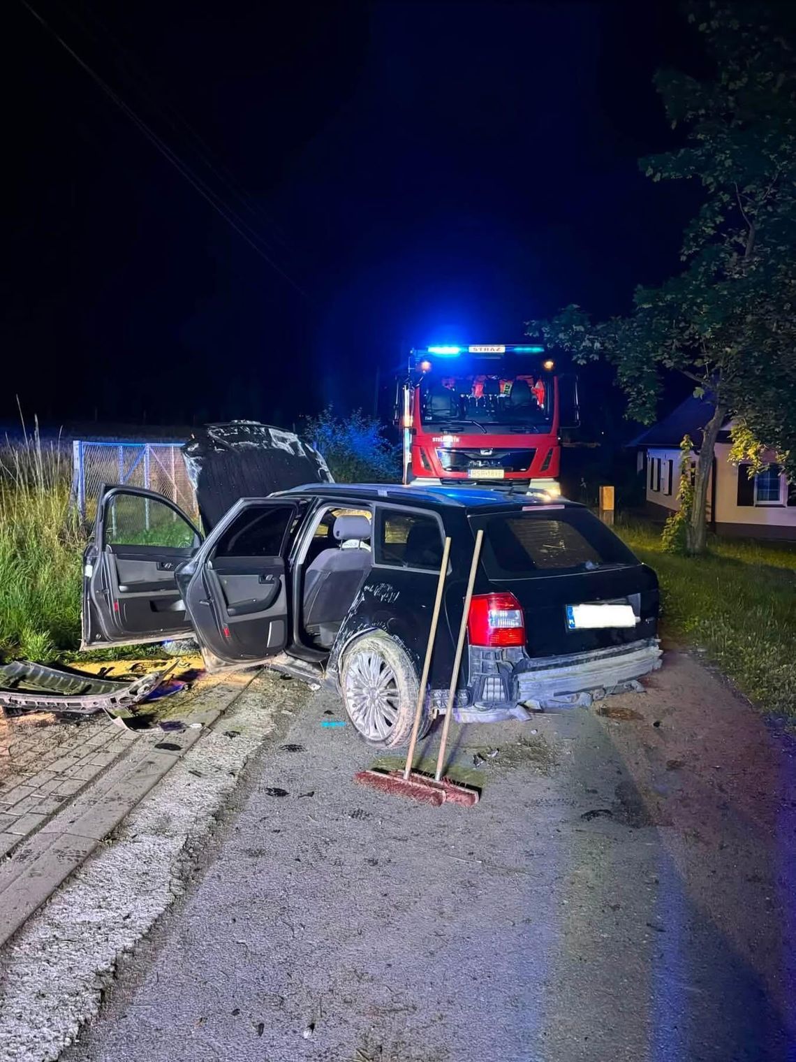Groźny wypadek w Lutczy. Samochód uderzył w schody i dachował na jezdnię. [FOTO]