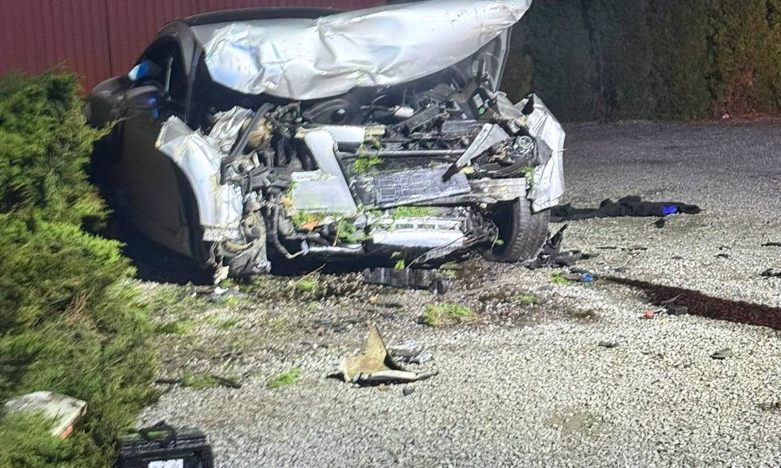 Groźny wypadek w Markowej. Dwóch 19‑latków rannych po uderzeniu samochodem w piekanię Groźny wypadek w Markowej. Dwóch 19‑latków rannych po uderzeniu samochodem w piekanię