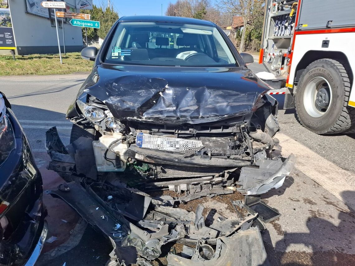 Groźny wypadek w Markowej. Zderzenie trzech aut, 24-latka w szpitalu