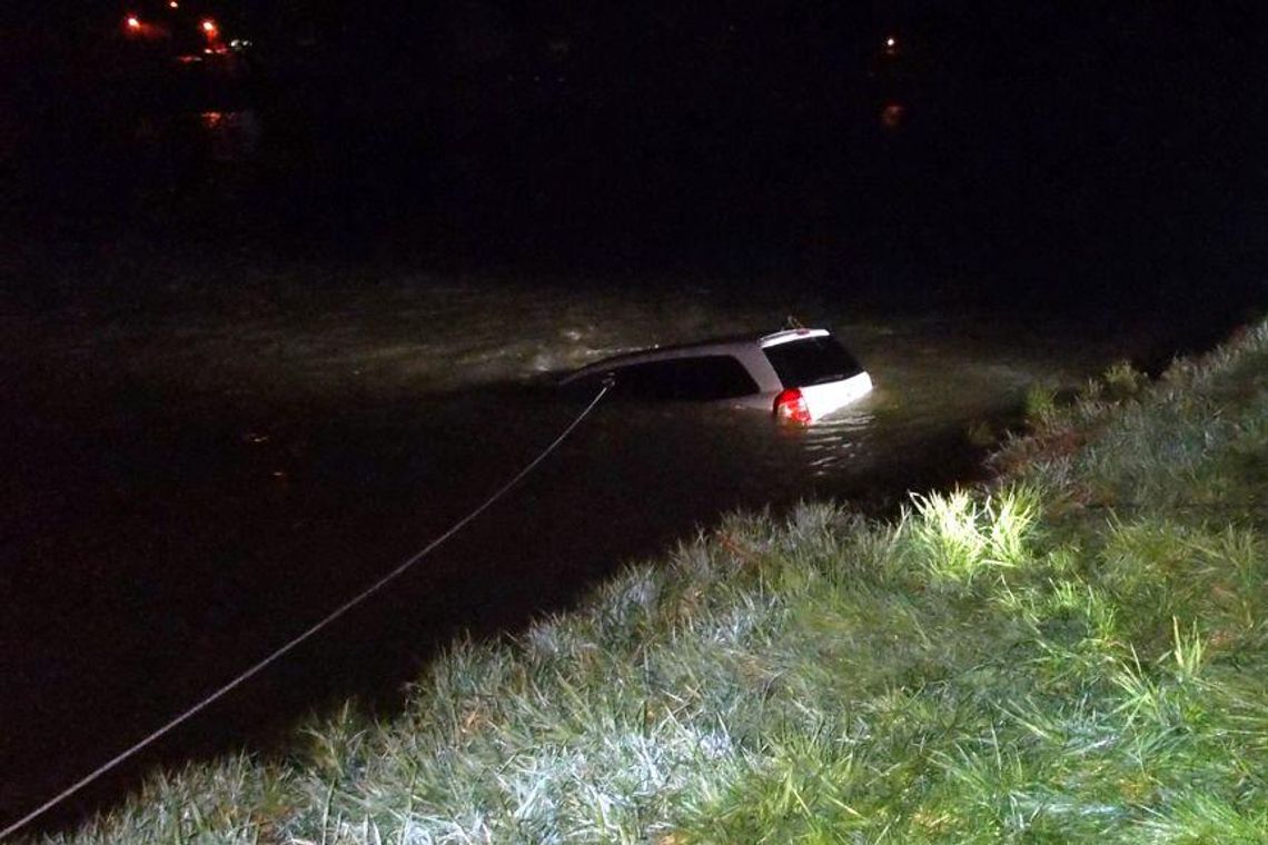 Groźny wypadek w Sanoku. Auto wpadło do rzeki