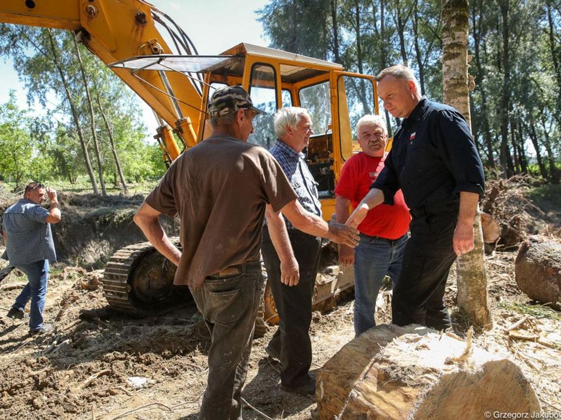 Hadle Szklarskie i Trzcinica. To do tych miejscowości dzisiaj Andrzej Duda przyjechał obejrzeć straty i zapowiedzieć pomoc [foto]