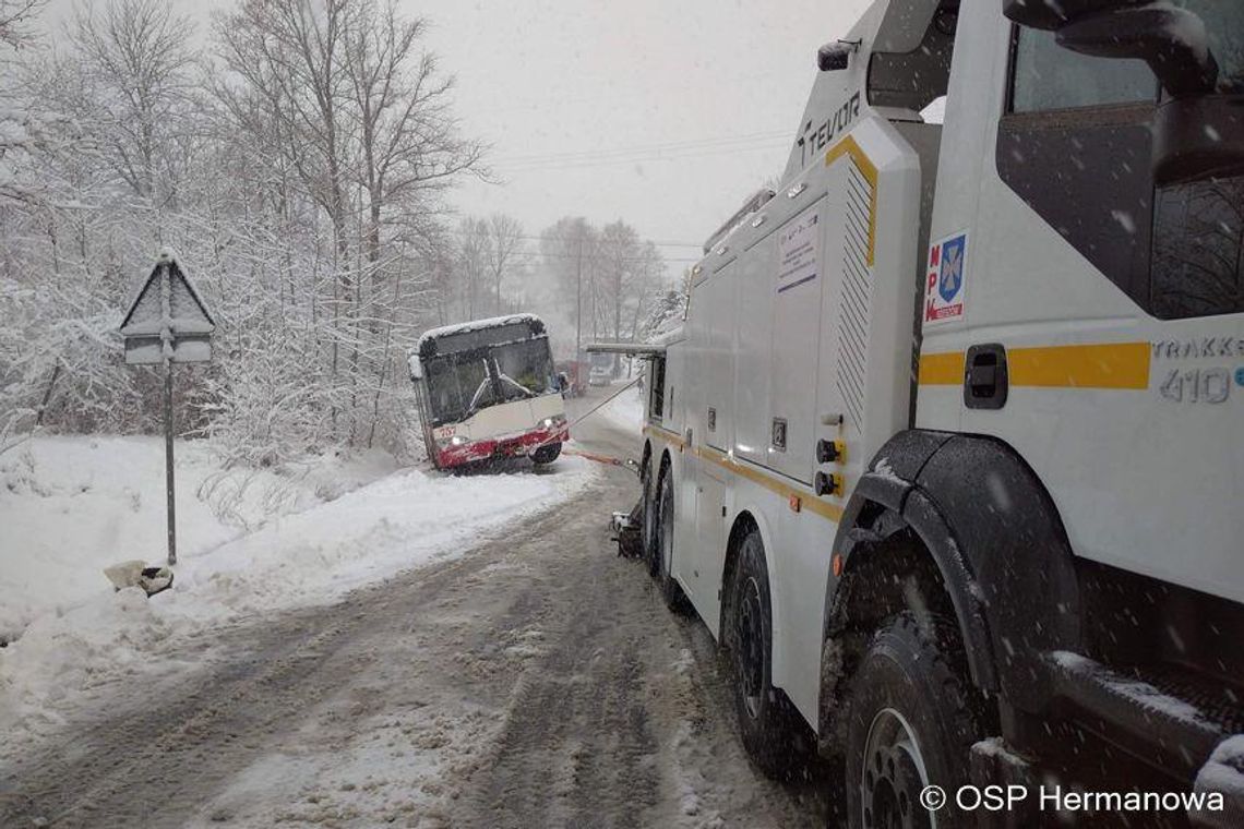 Hermanowa. Holownik MPK Rzeszów wyciągnął autobus