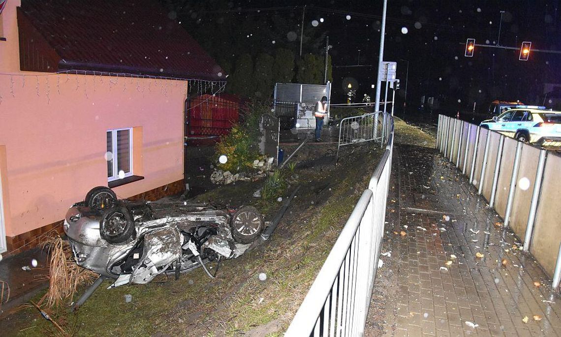 Horror na krajowej 94. 20‑latek po promilach i narkotykach uciekał policji i roztrzaskał auto [VIDEO]