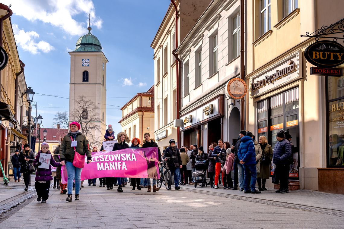 IV Manifa Rzeszowska pod hasłem: "Nadciąga siła kobiet. Łapy precz od naszych macic"