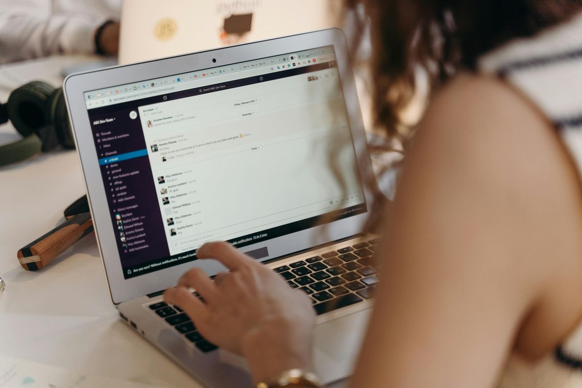 Jak e-mail wpływa na komunikację?