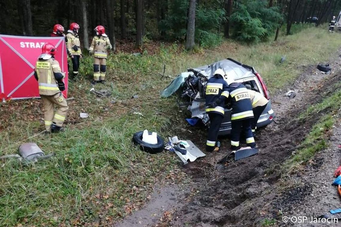 Jarocin. Zderzenie nissana z ciągnikiem siodłowym. Jedna osoba nie zyje