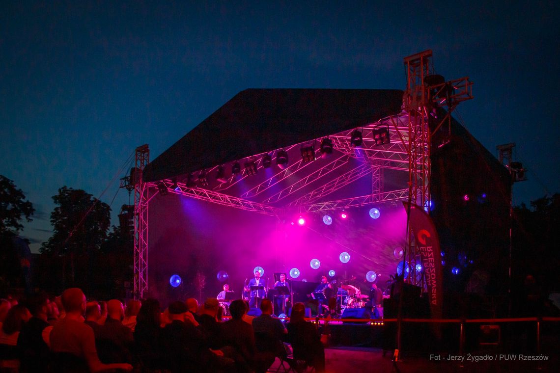 Jazz, wspomnienia i pełny dziedziniec. Rzeszów uczcił 83. urodziny Tomasza Stańko
