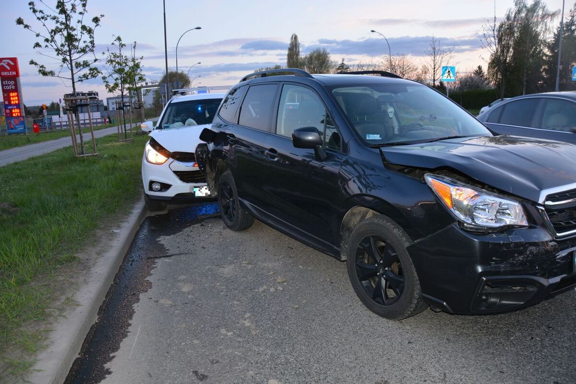 Karambol na al. Armii Krajowej. Cztery auta rozbite, dwie osoby w szpitalu [ZDJĘCIA]