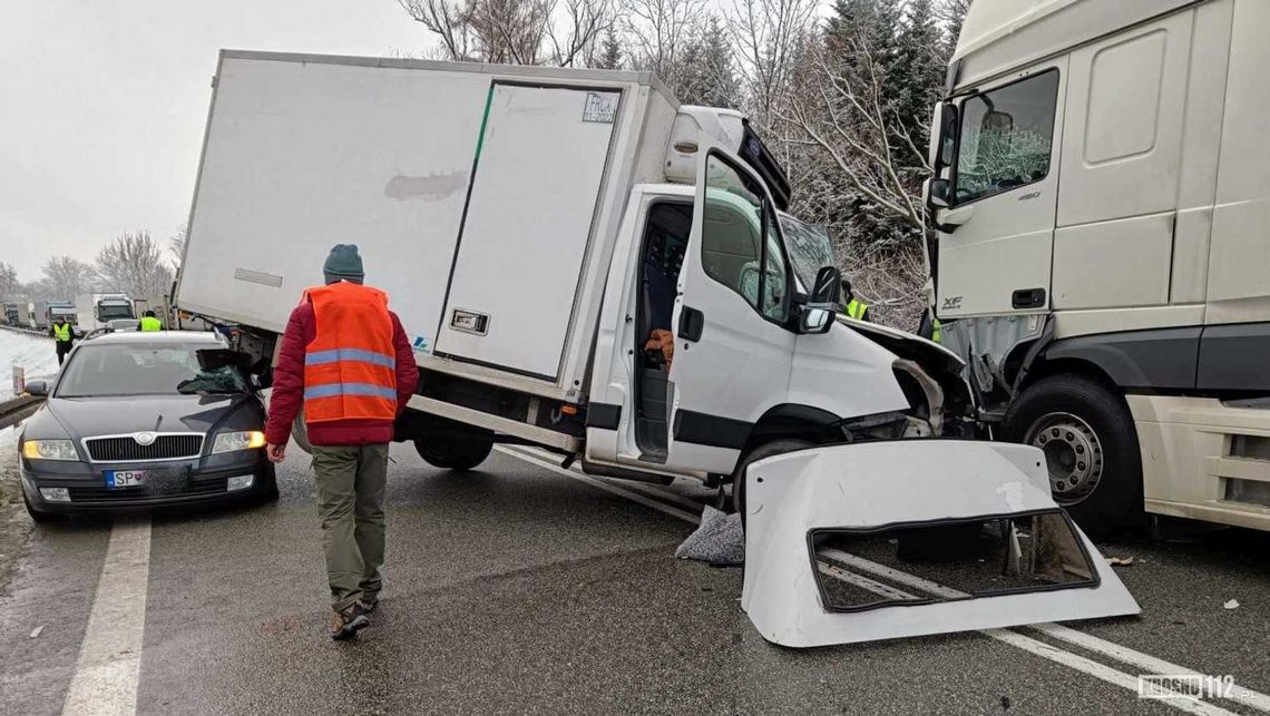 Karambol z udziałem tira, dostawczaka i osobówki na Podkarpaciu [FOTO, WIDEO]