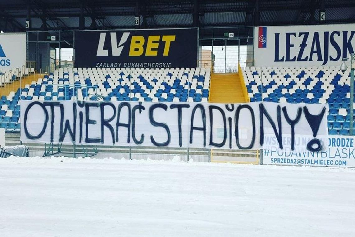 Kibice żądają otwarcia stadionów. Eksperci: Sami są sobie winni