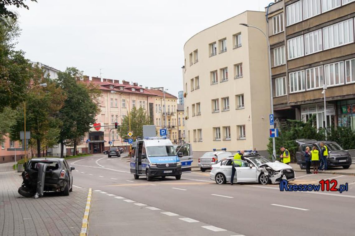 Kierowca audi spowodował wypadek i uciekł! Targowa zablokowana!