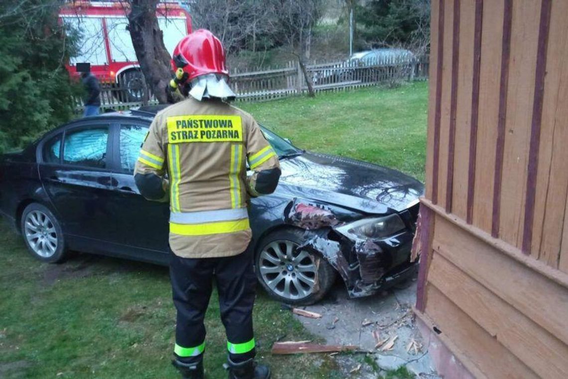 Kierowca BMW uderzył w dom. Był kompletnie pijany