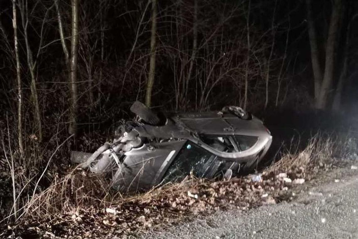 Kierowca mercedesa dachował w rowie. Był pijany