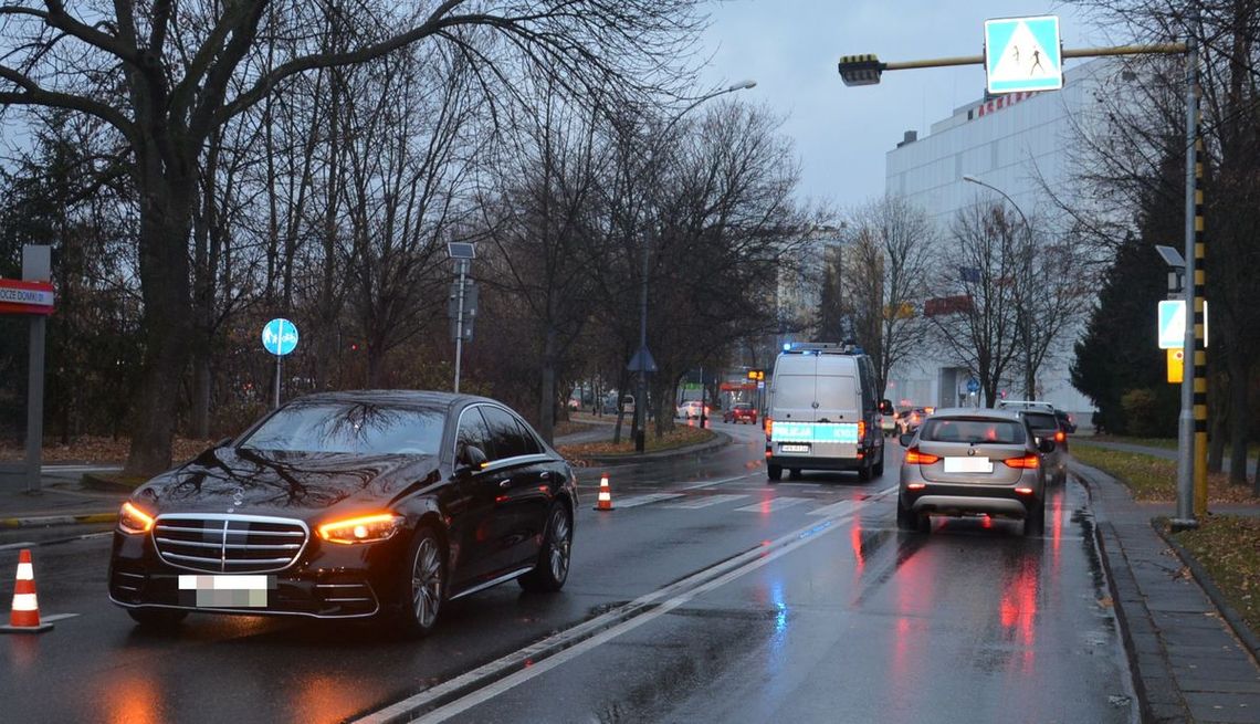 Kierowca mercedesa potrącił pieszą na ul. Podwisłocze. Kobieta trafiła do szpitala