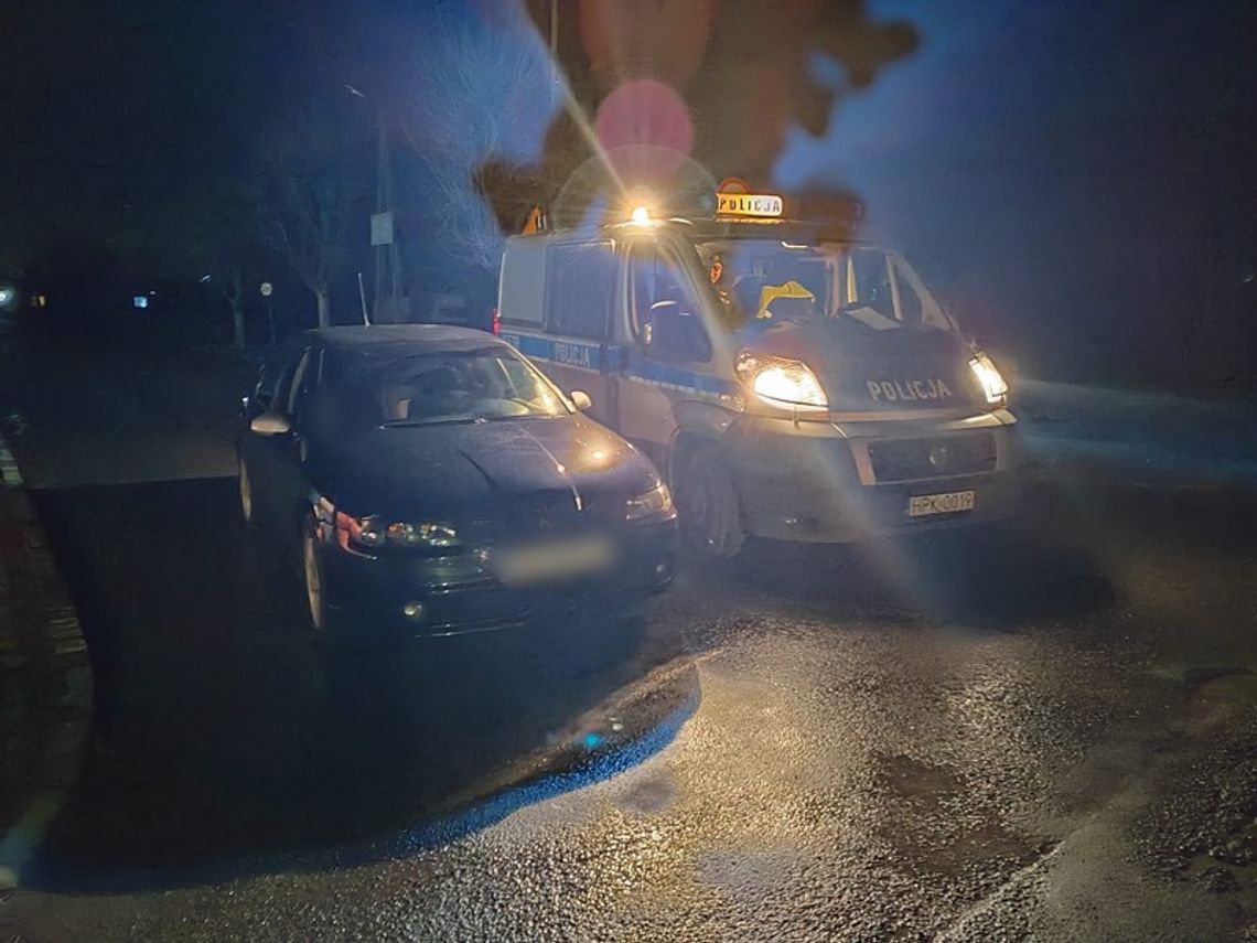 Kierowca z sądowym zakazem i narkotykami zatrzymany do kontroli Kierowca z sądowym zakazem i narkotykami zatrzymany do kontroli