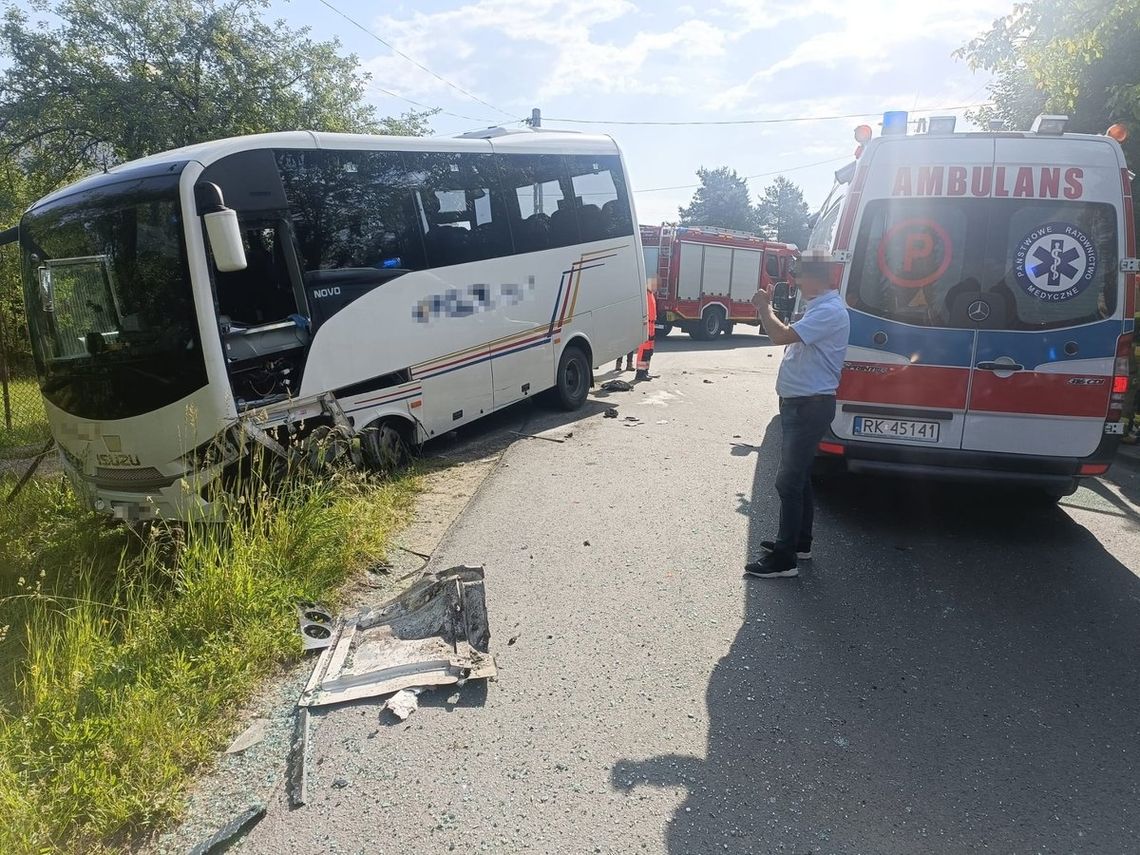 Kierująca Audi z impetem uderzyła w autobus!