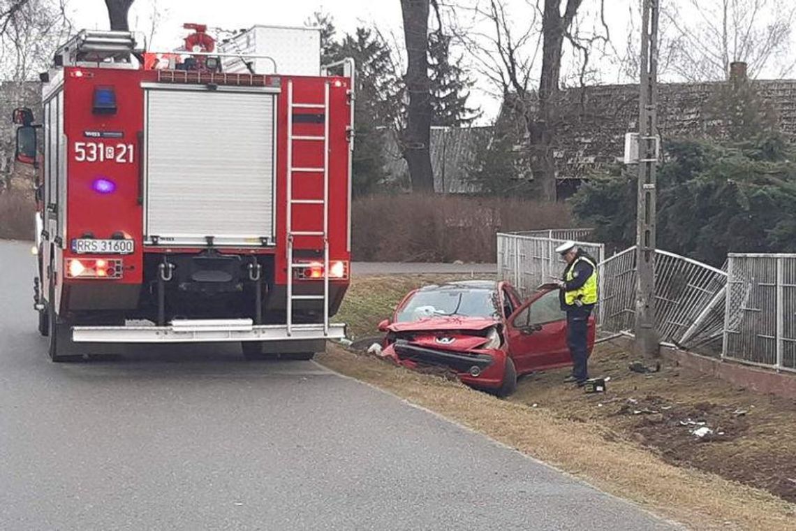 Kierujący peugeotem uderzył w słup energetyczny. Ranny trafił do szpitala 