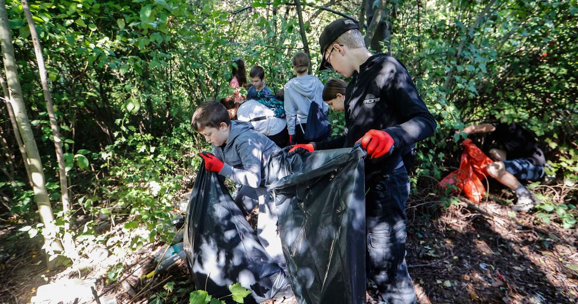 Kilkadziesiąt książek rozdano za sprzątanie parku w Rzeszowie [ZDJĘCIA]