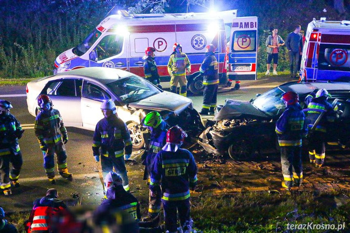 Klimkówka. Czołowe zderzenie forda i bmw