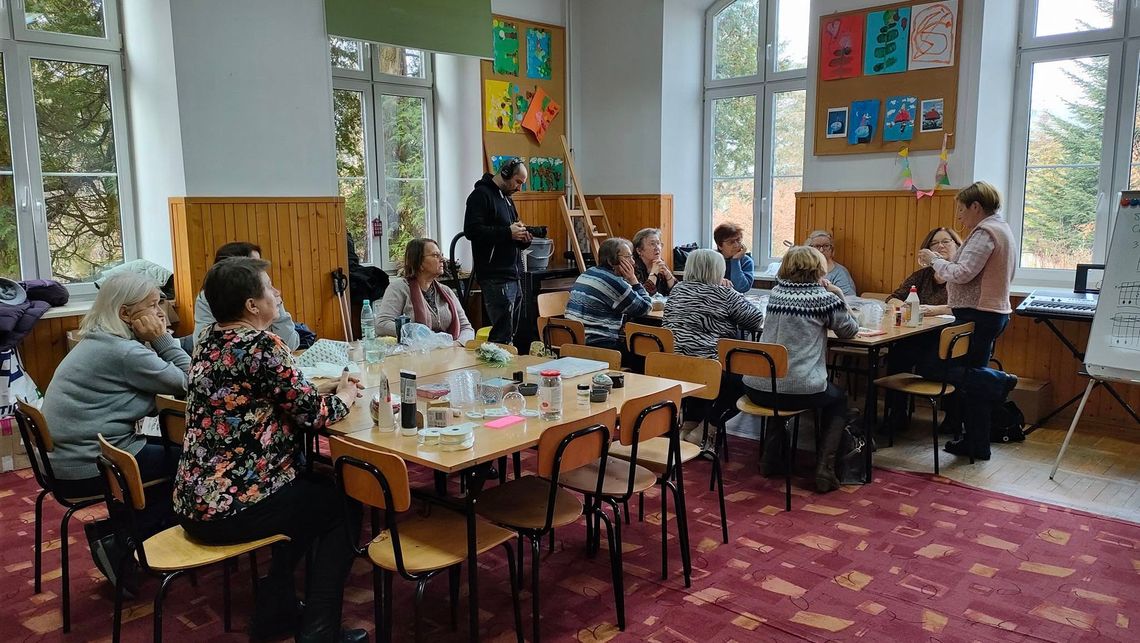 Kolejna wizyta ekipy filmowej. Seniorzy tworzą świąteczne ozdoby
