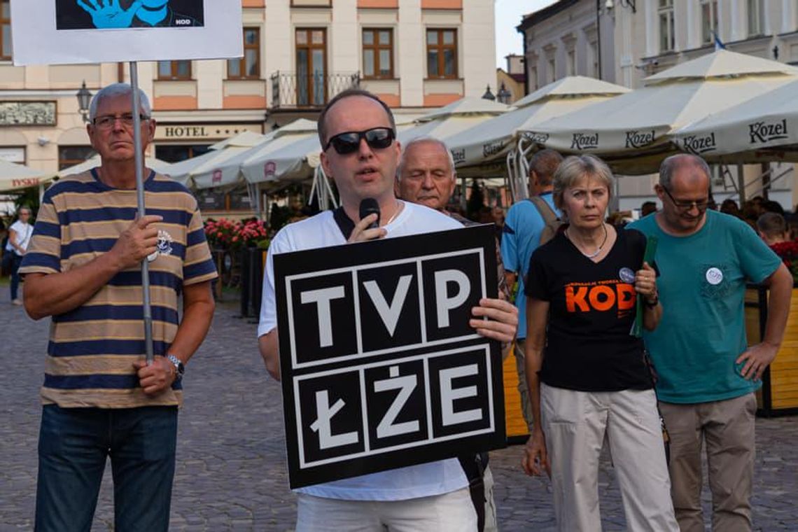 Kolejny protest na rzeszowskim Rynku: "Stop sejmowemu bezprawiu i lexTVN" [FOTO]