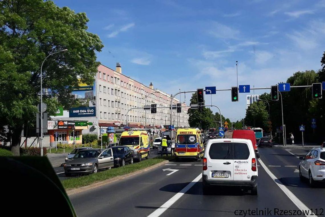 Kolizja na ulicy Marszałkowskiej w Rzeszowie. Zderzenie czterech samochodów