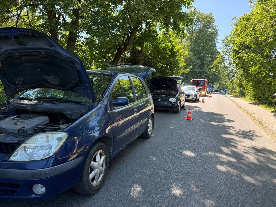 Kolizja trzech aut w Bieździedzy. Jedna osoba poszkodowana