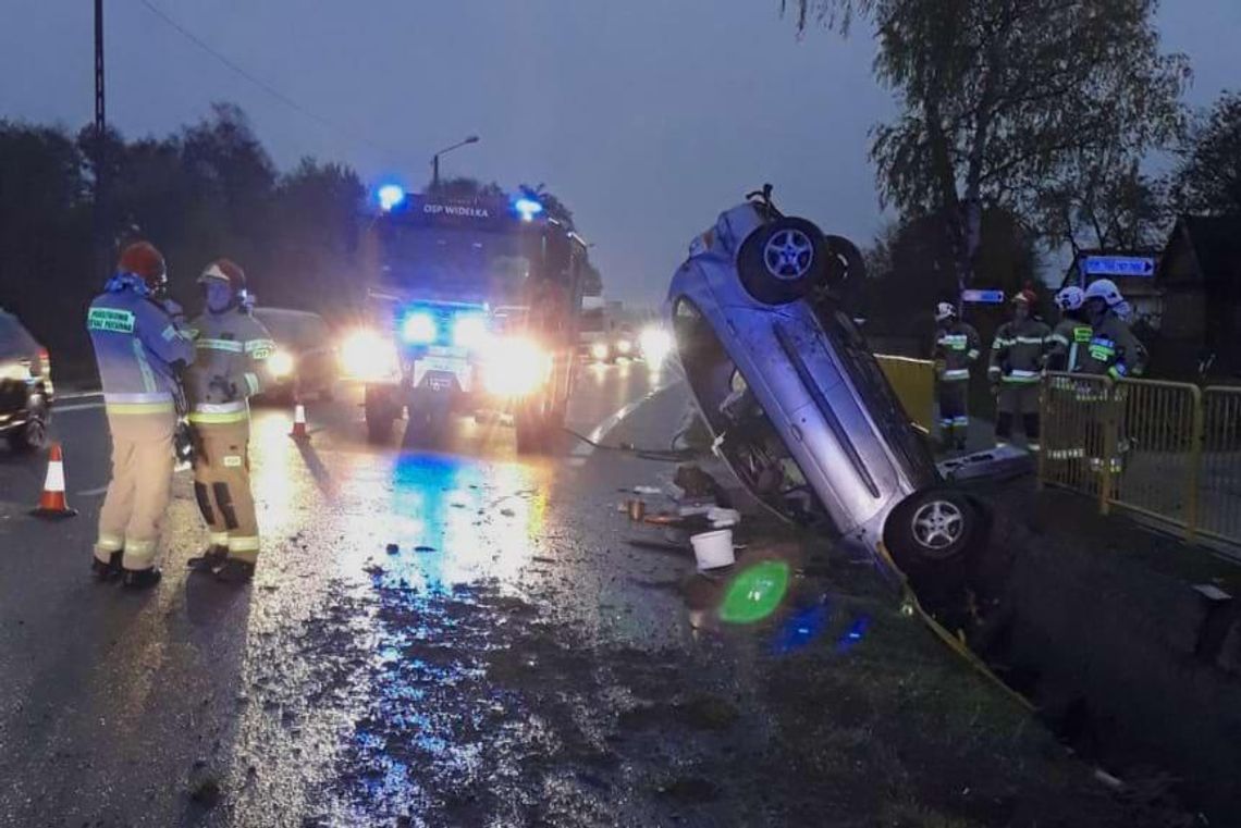 Kolizja w Widełce. Kierujący wjechał do rowu