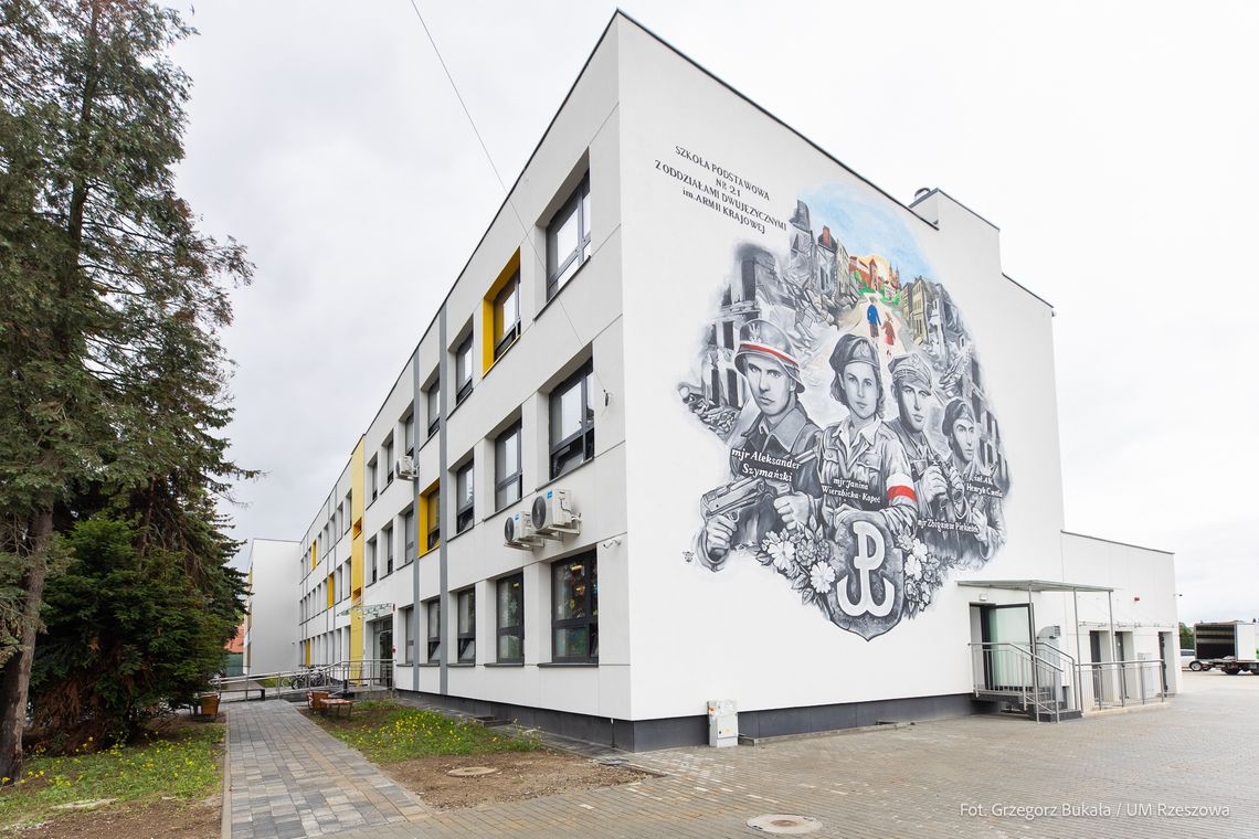 Koniec z tłokiem na Miodowej. Szkoła Podstawowa nr 21 gotowa na przyjęcie uczniów! [ZDJĘCIA]