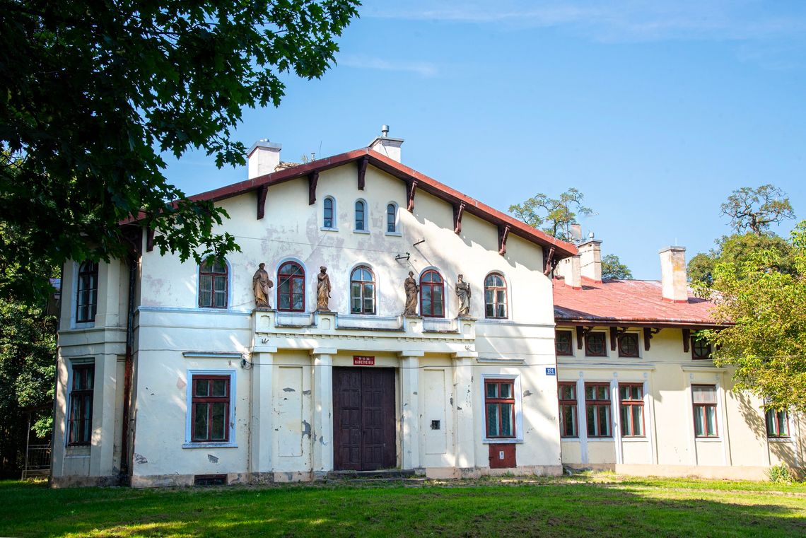 Konserwacja rzeźb dworskich w Trzcianie zakończona